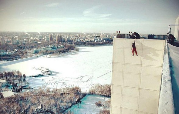dizzying photos of ukrainian daredevil hanging from tall buildings 04 in Dizzying Photos of Ukrainian Daredevil Hanging from Tall Buildings