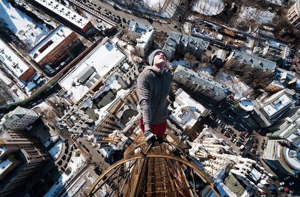 dizzying photos of ukrainian daredevil hanging from tall buildings 07 in Dizzying Photos of Ukrainian Daredevil Hanging from Tall Buildings