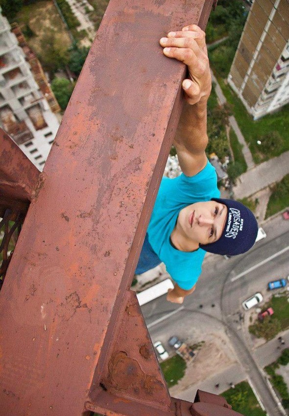 dizzying photos of ukrainian daredevil hanging from tall buildings 08 in Dizzying Photos of Ukrainian Daredevil Hanging from Tall Buildings