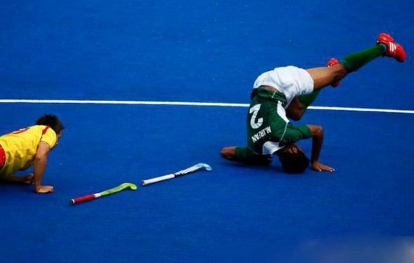 10 best athlete photos while falling 03 in 10 The Best Athlete Fails Photos 